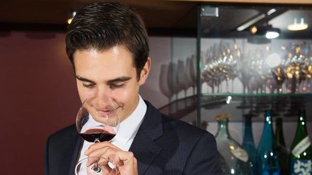 homme sentant un vers de vin